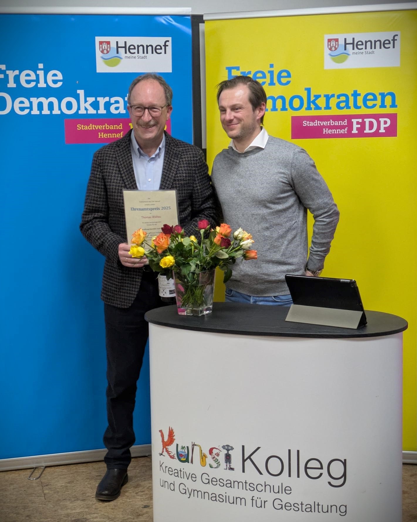 Kevin Müllerke (r.), scheidender Vorsitzender der FDP Hennef, ehrt Thomas Wallau von der Bürgerstiftung Altenhilfe. 